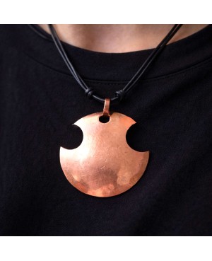 Pendentif disque ajouré en cuivre massif artisanal – Éclipse